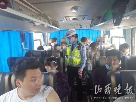 Kaiyun官方网_大客车抛锚，53名乘客滞留，山西高速交警解燃眉之急(图1)