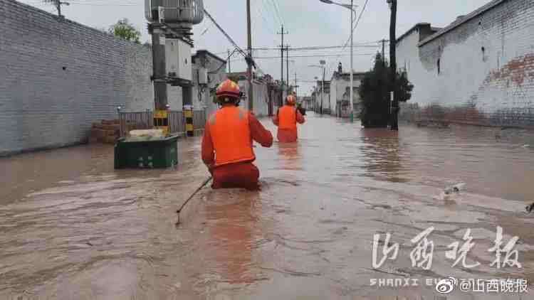 祁县：一村庄被淹 消防携手民间救援队救出11人‘best365官网登录入口’(图3)