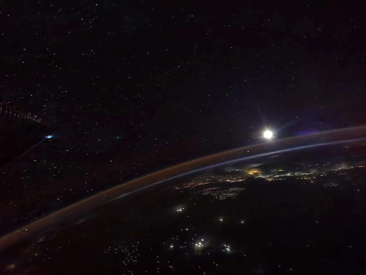 澳门威斯人官方网站登录：航天员镜头下的月亮长啥样？这份来自太空的“礼物”，请查收