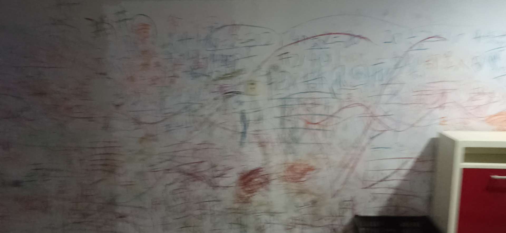澳门威斯尼斯wns888入口：这墙上让小孩画的，邻里关系一定不错吧～(图1)
