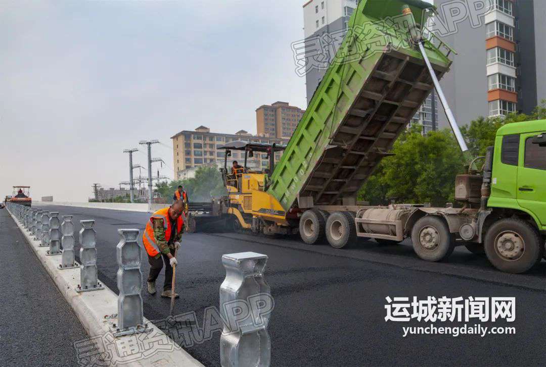 半岛官方下载地址-柳河东路跨南同蒲铁路立交桥开始铺设路面(图3)