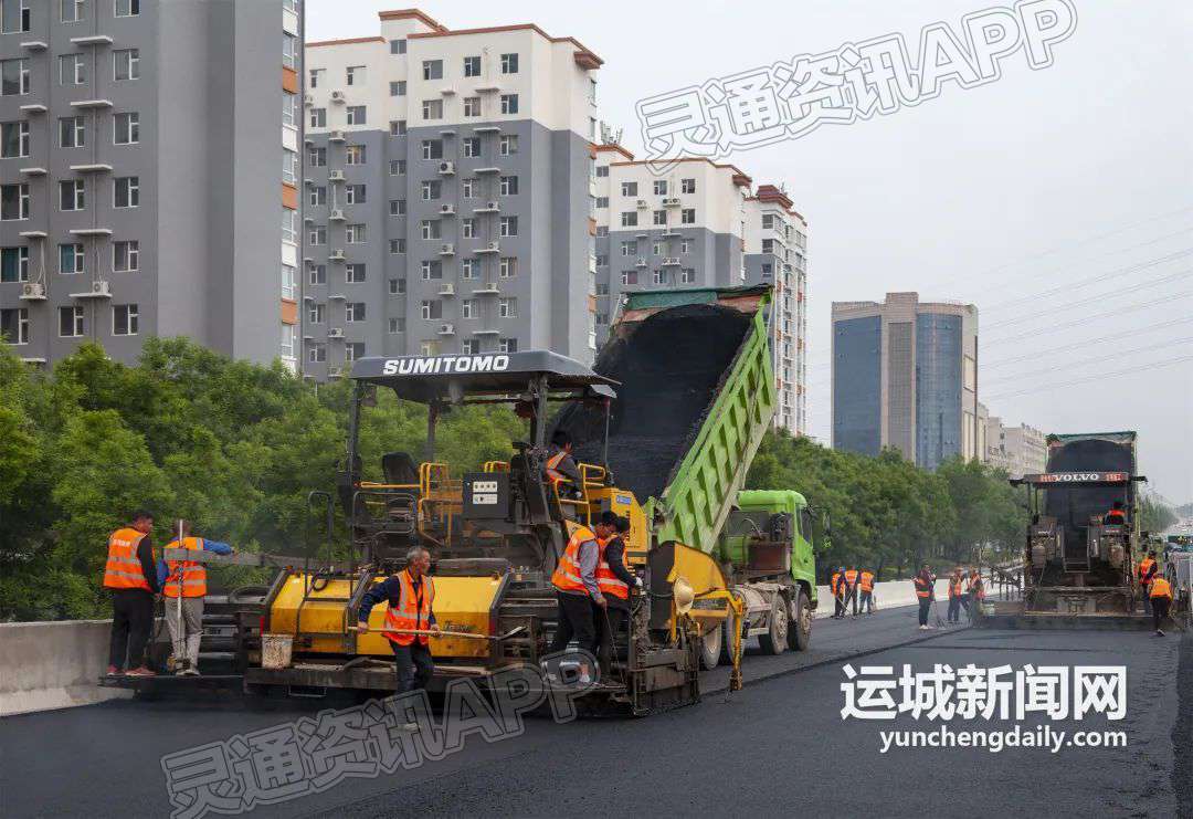 柳河东路跨南同蒲铁路立交桥开始铺设路面：雷火电竞在线登录官网(图5)