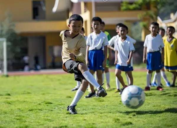 必须流汗！会打比赛！我国中小学体育课今秋大变样‘半岛官方下载入口’(图3)