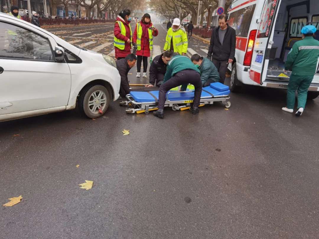 永济执勤交警遇事故，及时抢救伤者送到救护车！【星空体育app官网】(图2)