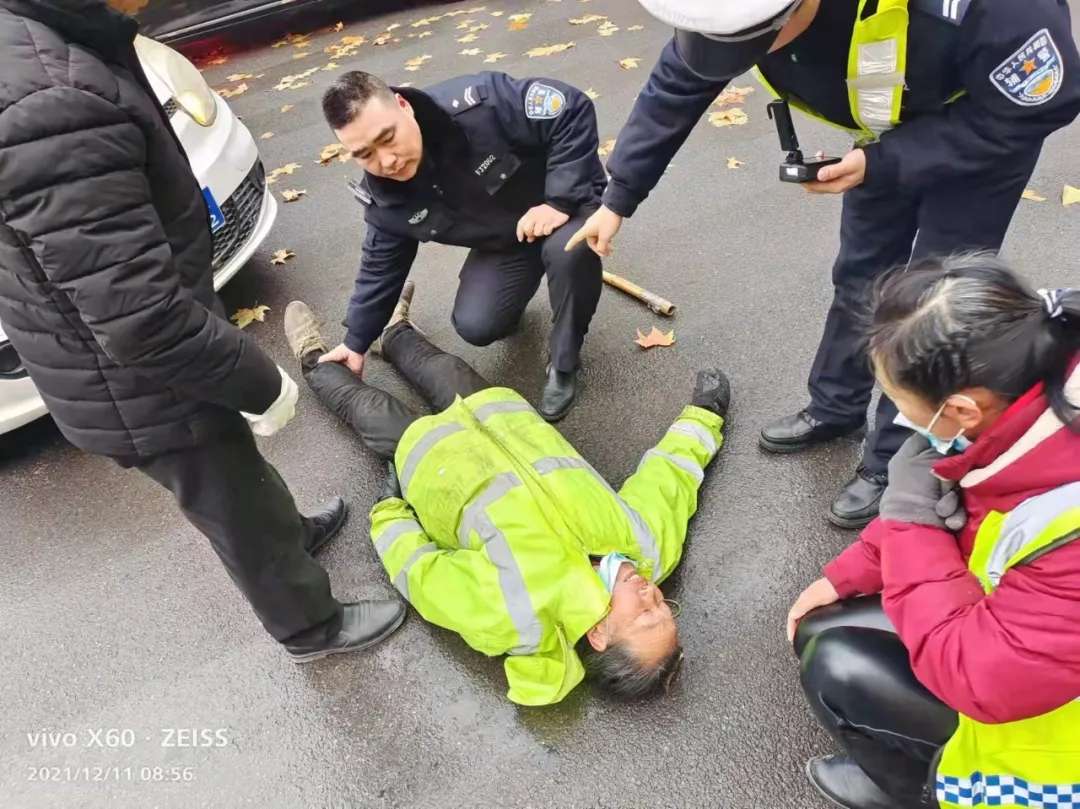 永济执勤交警遇事故，及时抢救伤者送到救护车！【星空体育app