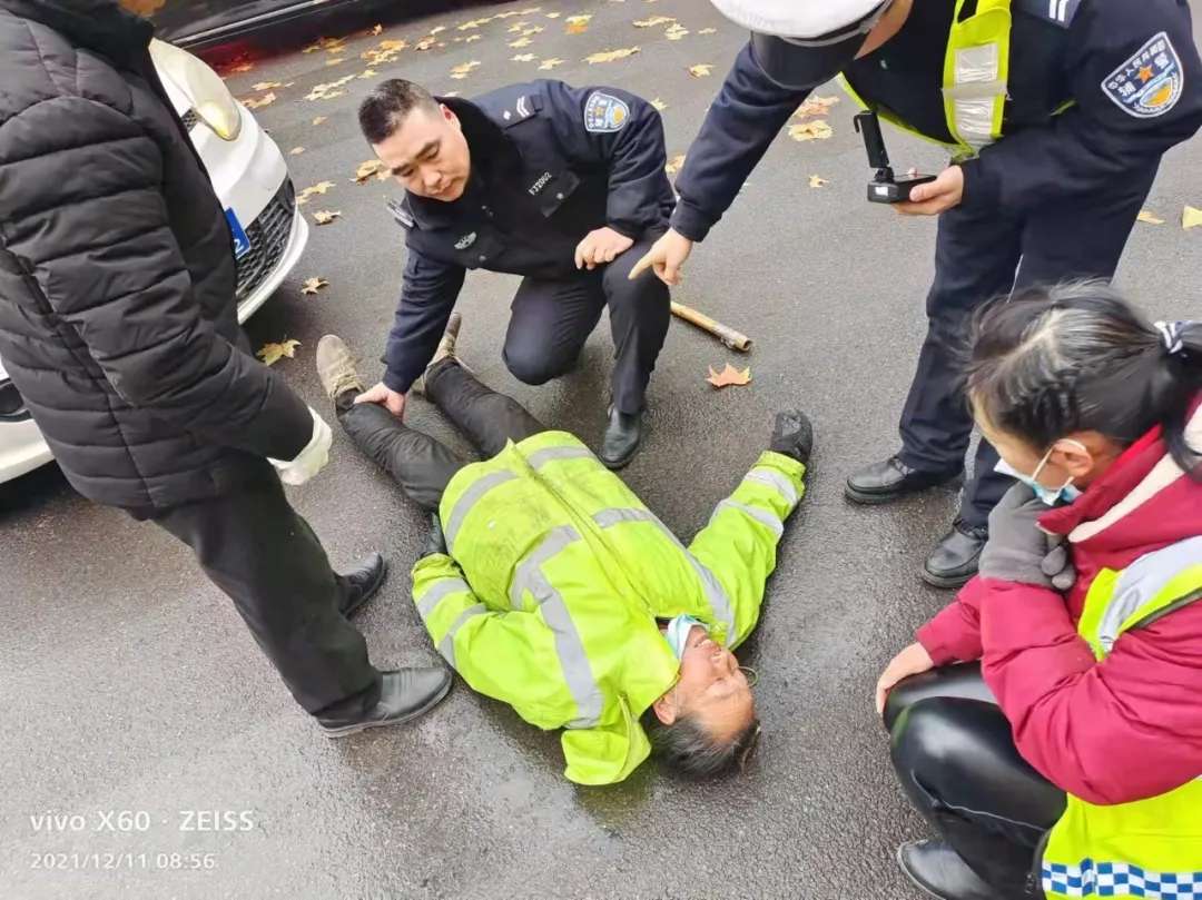 永济执勤交警遇事故，及时抢救伤者送到救护车！‘银河娱乐澳门娱乐网站’