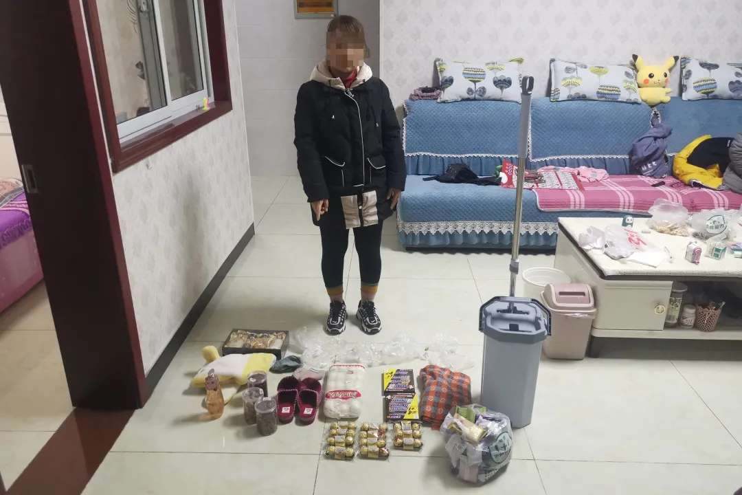 雷火电竞在线登录官网：运城一女子在荣河1+1超市偷东西被抓获(图3)