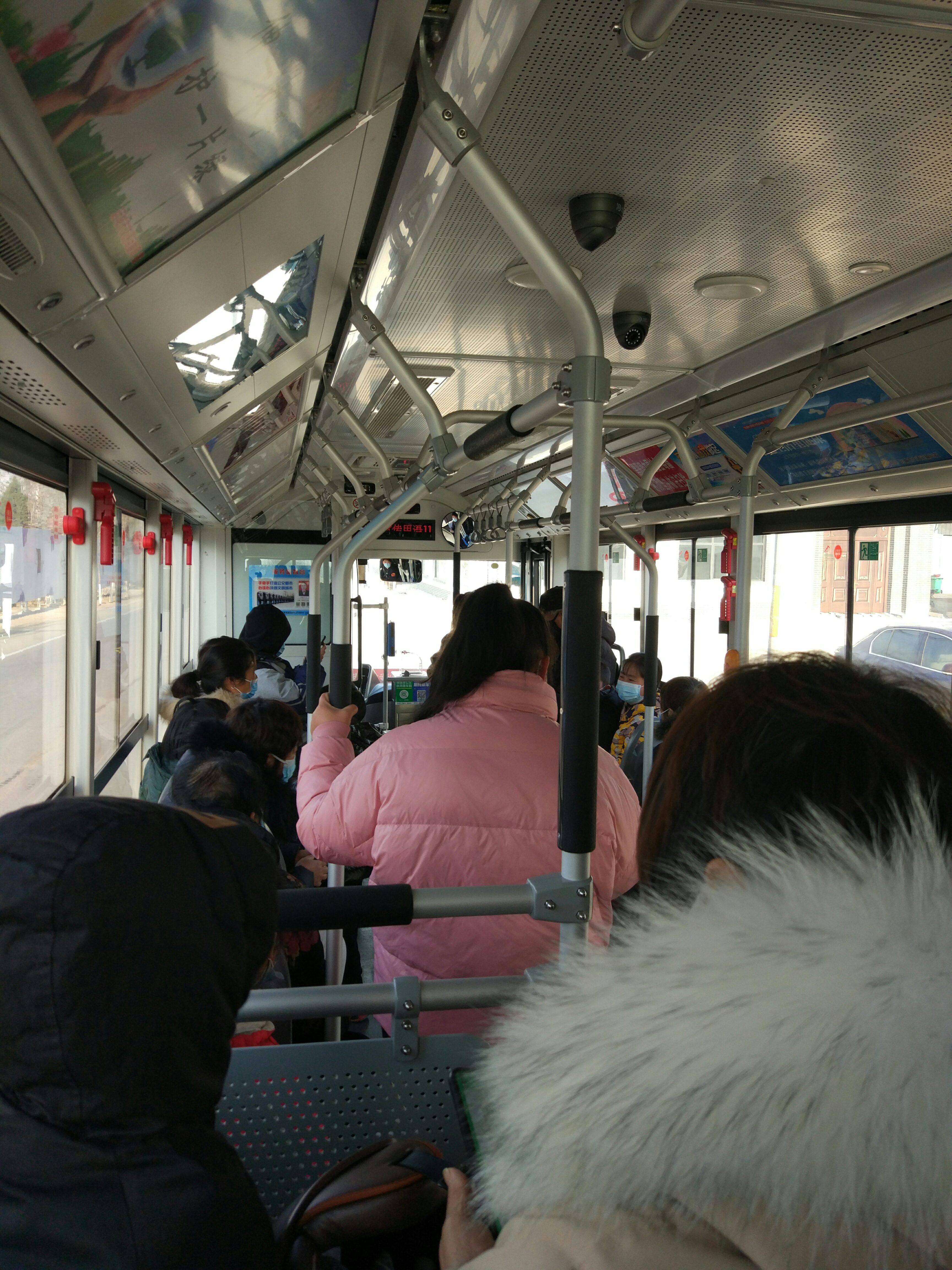星期天，公交车上人挺多的：半岛官方下载入口